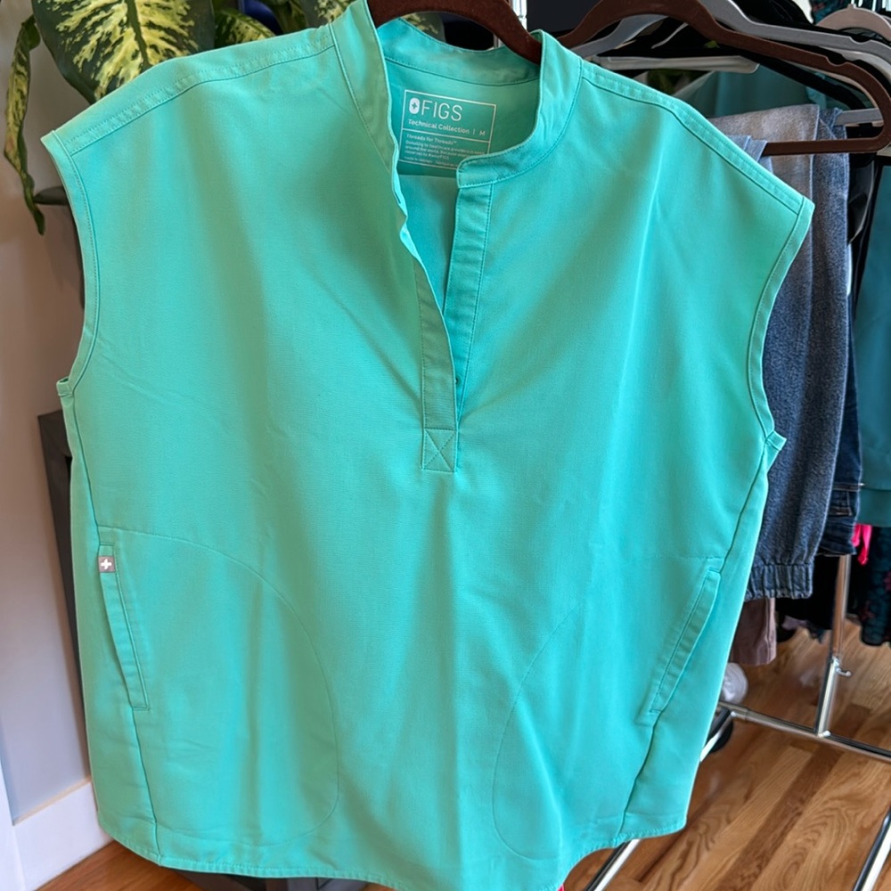 Surgical Green Figs (set) Casma top and Zamora Joggers scrubs both size MEDIUM